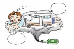 名醉汉将福州1公交车当成卧室